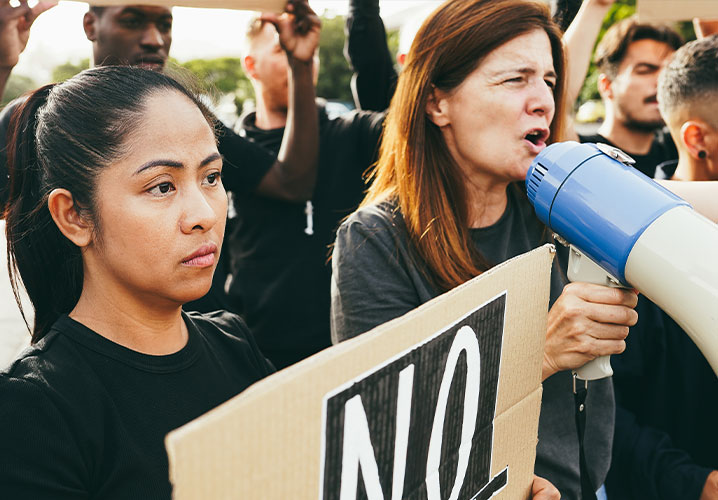 Protestszene mit Menschen, die leidenschaftlich für ihre Überzeugungen eintreten, vermittelt Entschlossenheit.