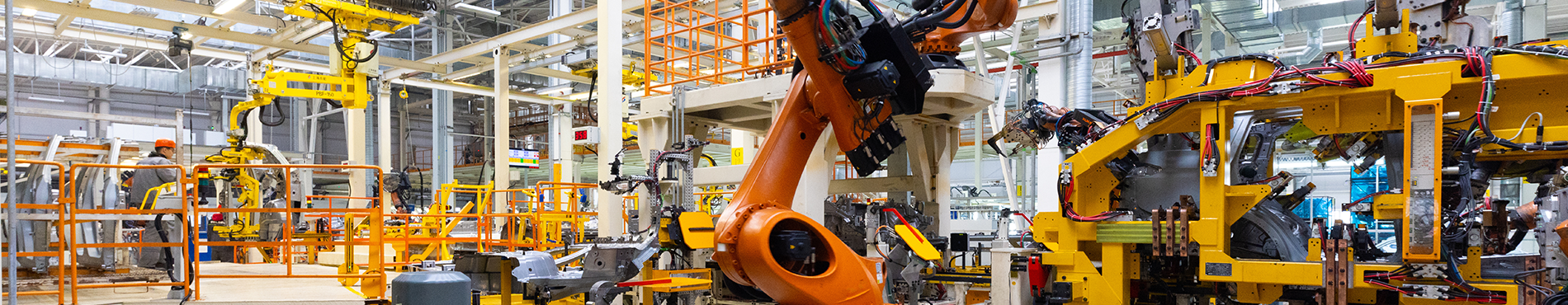 Moderne Fertigungslinie mit Robotern, stilvolle Technik und klare Ordnung, durch technische Versicherungen gesichert.