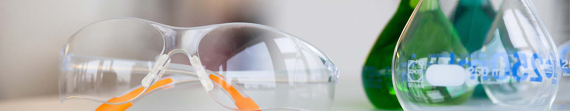 Schutzbrille und Erlenmeyerkolben