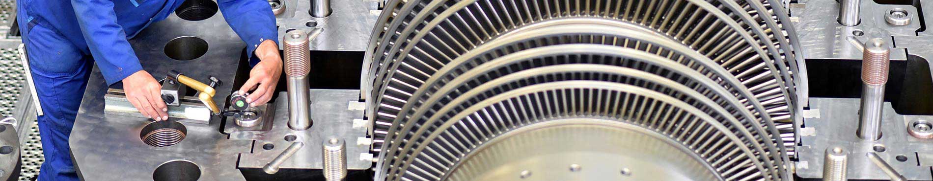 Maschinenbauer überprüft Anlage