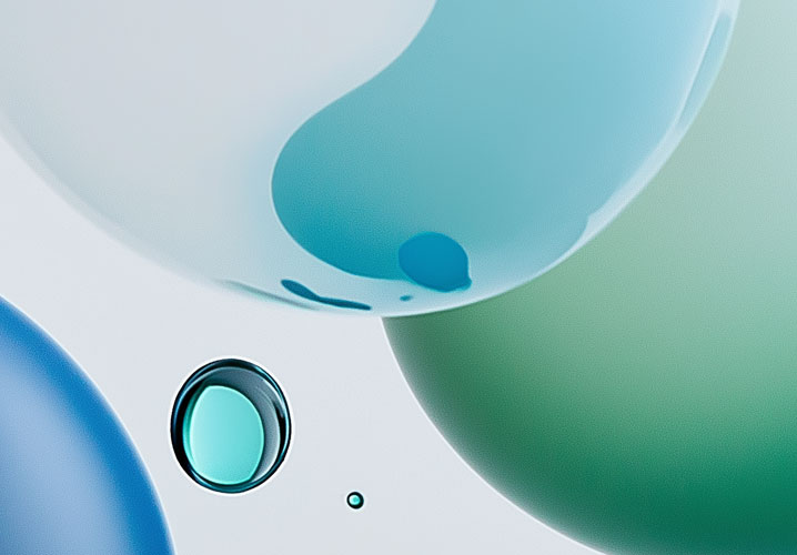 Bunte, schimmernde Blasen in sanften Farbtönen schweben leicht, vermitteln eine ruhige und verspielte Stimmung.