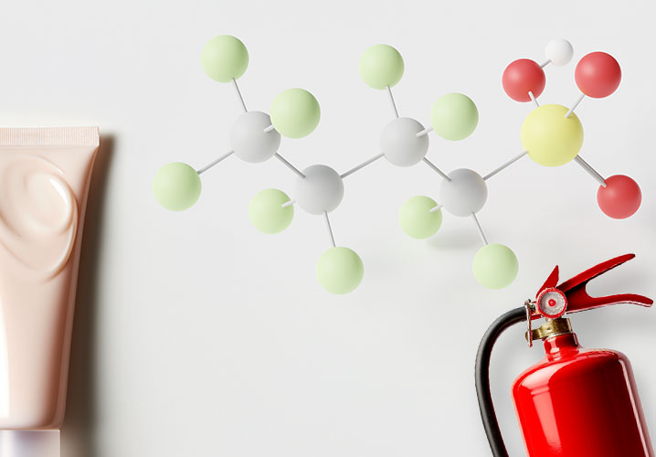 Bunte Molekülstruktur von PFAS, Sicherheitsjacke und Feuerlöscher, vermittelt, in welchen Produkten PFAS enthalten ist.