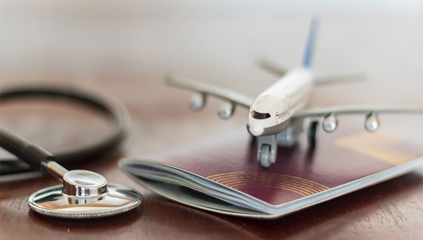 Nahaufnahme Stethoskop und Reisepass