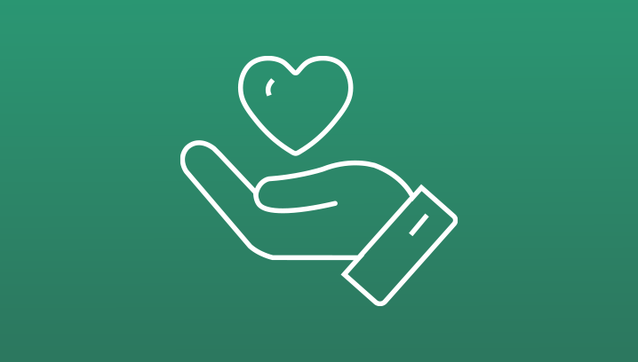 Ein Smartphone zeigt zwei lächelnde Personen, die gemeinsam Informationen überprüfen. Freundliche Atmosphäre.