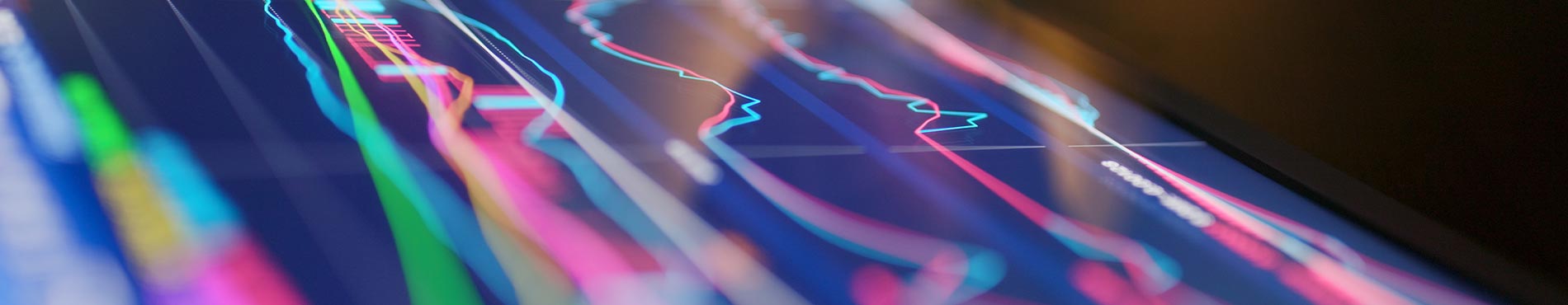 Futuristische Datenvisualisierung mit bunten Linien zeigt digitale Tools von Funk zur Unterstützung von Versicherungs- und Risikomanagement