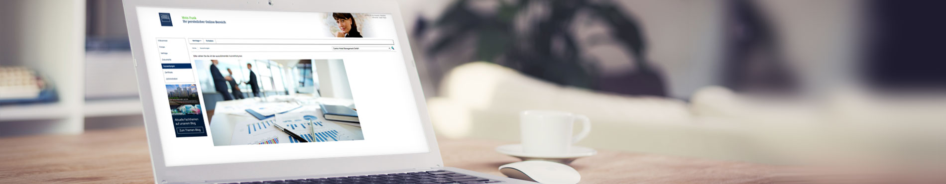 Ein Laptop auf einem Holztisch zeigt eine das Kundenportal, Atmosphäre von geschäftlichem Austausch.