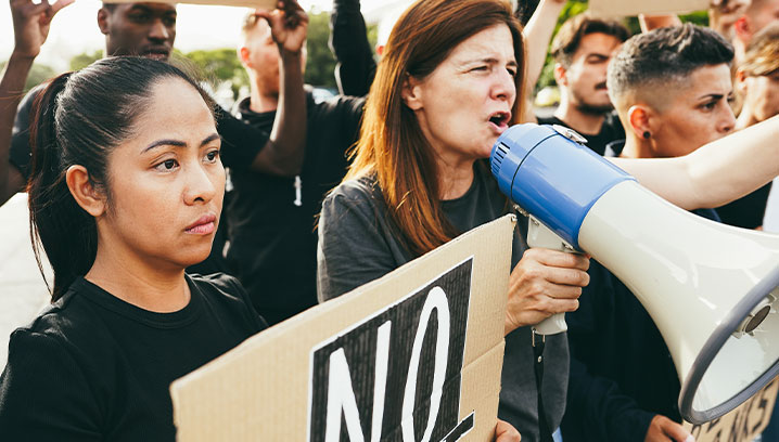 Protestszene mit Menschen, die leidenschaftlich für ihre Überzeugungen eintreten, vermittelt Entschlossenheit.